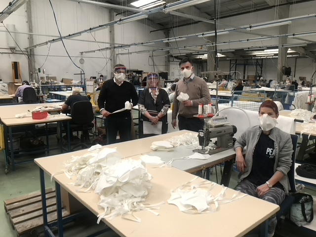 Les salariés volontaires d'Innov & Co participent à la production de masques dans l'atelier de leur partenaire