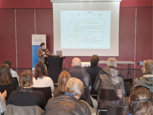 Une image contenant habits, intérieur, Visage humain, femme Le contenu généré par l’IA peut être incorrect