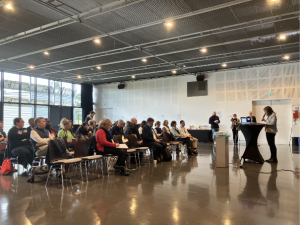 Une image contenant habits, intérieur, meubles, personne Le contenu généré par l’IA peut être incorrect