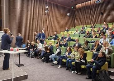 Une image contenant habits, personne, meubles, intérieur Le contenu généré par l’IA peut être incorrect