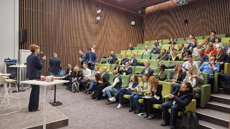 Une image contenant habits, personne, meubles, intérieur Le contenu généré par l’IA peut être incorrect