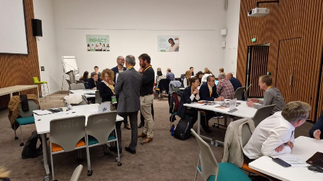 Une image contenant intérieur, meubles, personne, habits Le contenu généré par l’IA peut être incorrect